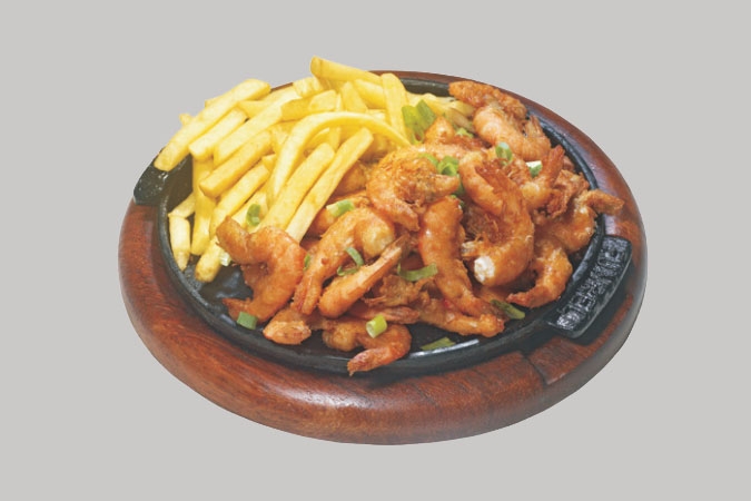CAMARÃO AO ALHO E ÓLEO COM FRITAS - Camarões fritos em alho e óleo acompanhado de fritas e arroz.