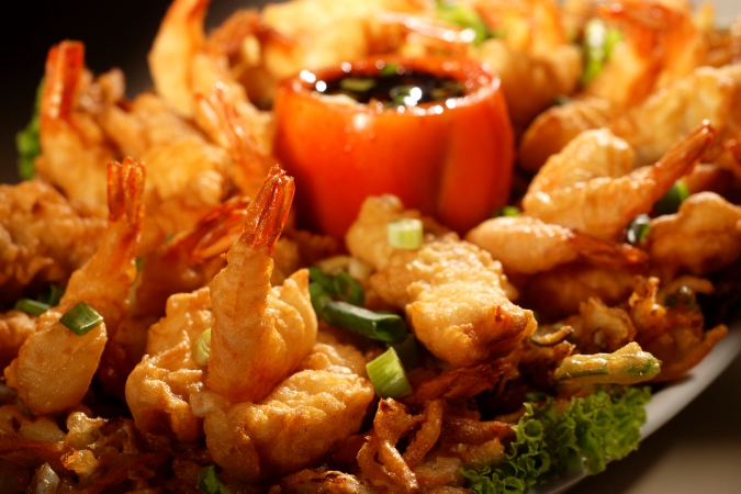 TEMPURA DE CAMARÃO E SALMÃO - Salmão, camarão e legumes empanadas em massa crocantes.