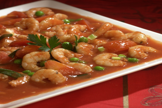 CAMARÃO AO MOLHO DE TOMATE - Camarões refogados com molho e pedaços de tomate e ervilhas.